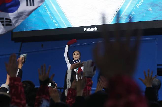 2018 평창동계올림픽 스피드스케이팅 여자 500m에 출전해 은메달을 딴 한국 이상화가 20일 강원도 평창 메달플라자에서 열린 시상식을 마치고 관객들의 환호에 손을 흔들며 인사하고 있다. 이날 밝은 모습으로 시상식에 임했던 그는 국가와 함께 태극기가 올라가자 눈물을 흘리기도 했다. 우상조 기자