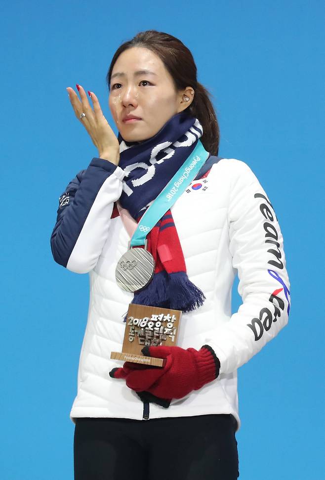 밝은 모습으로 시상식에 임했던 이상화가 태극기가 올라가자 눈물을 흘리고 있다. 그는 "그동안의 무거운 짐을 내려놓게 돼 울컥했다" 고 말했다. 우상조 기자