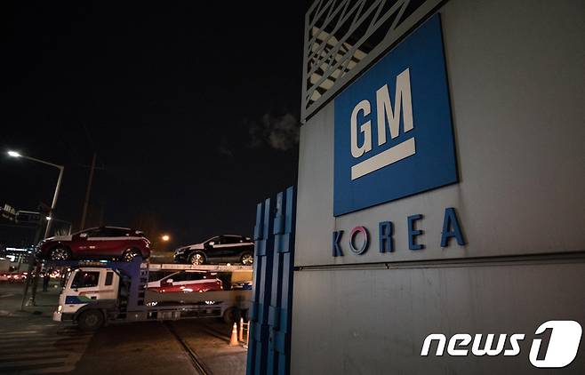 한국지엠(GM)이 군산공장 폐쇄를 결정한 20일 오후 인천 부평구 한국지엠 부평공장에서 차량들이 오가고 있다./뉴스1 © News1 이승배 기자