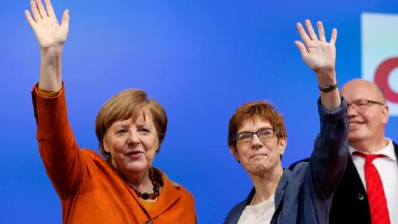 앙겔라 메르켈 독일 총리(오른쪽)와 안네그레트 크람프-카렌바우어 자를란트주 총리. [AP=연합뉴스]