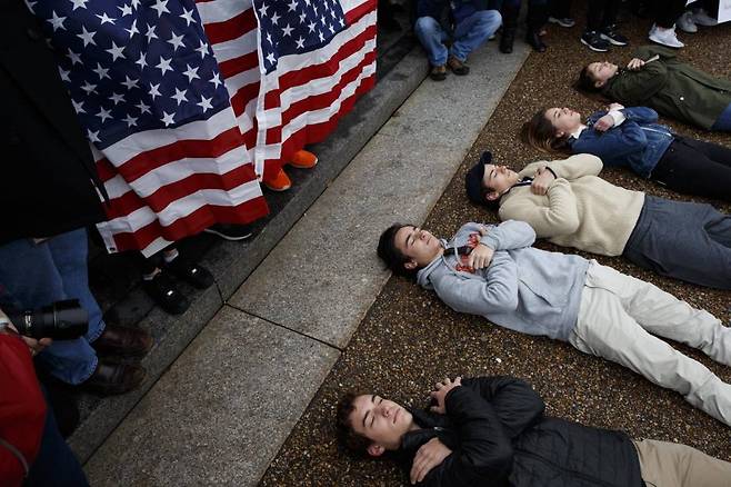 【워싱턴=AP/뉴시스】19일(현지시간) 미국 백악관 앞에서 학생들이 총기 규제 개혁을 촉구하는 시위를 진행하고 있다. 2018.2.20.    <저작권자ⓒ 공감언론 뉴시스통신사. 무단전재-재배포 금지.>