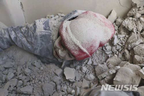 【다마스쿠스=AP/뉴시스】5일(현지시간) 시리아 다마스쿠스에서 정부군 공습으로 무너진 건물 잔해 속에 어린이가 갇혀 있다. 사진은 시리아민방위대(SCD) 제공. 2018.2.21.