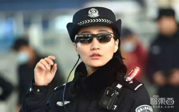 안면인식 선글라스로 도주범을 찾아내는 중국 경찰 (사진=쯔뚱시)