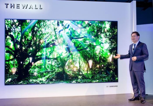 한종희 삼성전자 영상디스플레이사업부장 사장이 '삼성 퍼스트 룩 2018' 행사에서 마이크로LED 기술로 만든 146인치 세계최초 모듈러 TV '더 월'을 소개하고 있다. / 삼성전자 제공