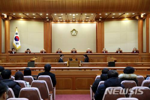【서울=뉴시스】조성봉 기자 = 이진성(가운데) 헌재소장을 비롯한 재판관들이 22일 오후 서울 종로구 헌법재판소 대심판정에서 열린 변호사시험법 제5조 1항 위헌확인 헌법소원심판사건 등 2월 선고를 위해 앉아서 대기하고 있다. 2018.02.22.suncho21@newsis.com