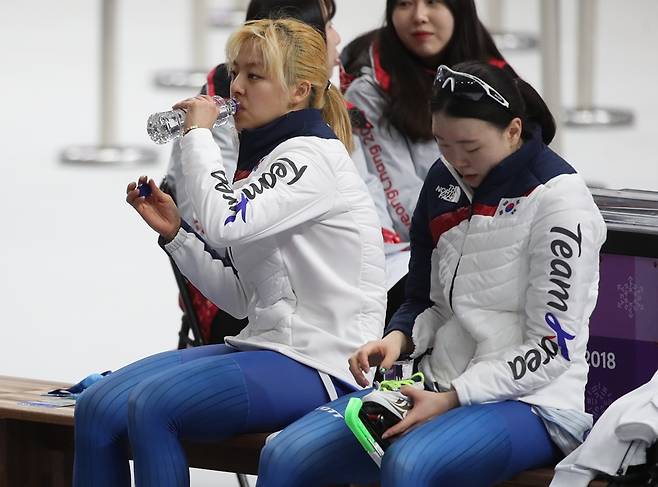 ▲ 스피드스케이팅 팀추월 여자 2400m 대표팀 김보름(왼쪽)과 노선영이 21일 폴란드와 7·8위 순위 결정전을 앞두고 휴식하고 있다. ⓒ연합뉴스