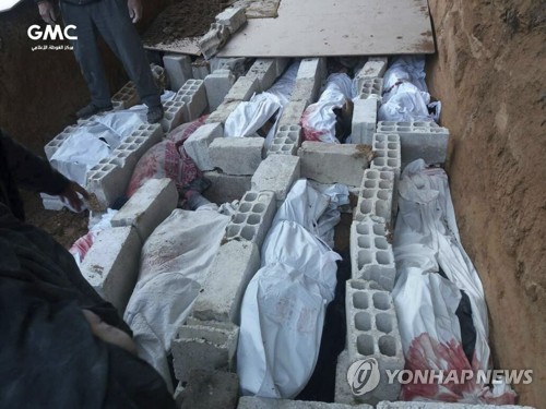 시리아 동구타 폭격으로 인한 희생자를 매장한 집단묘소 [AP=연합]