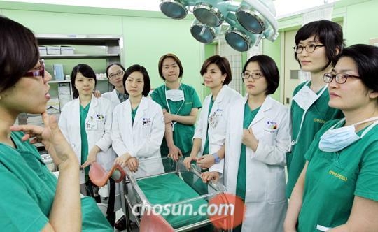 2012년 서울 한 병원에서 전공의들이 분만실에 모여 회의하고 있는 모습. 당시 이 병원의 산부인과 전공의 18명은 모두 여자였다. 사진은 해당 기사 내용과는 무관하다. / 조선DB