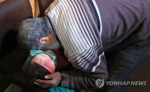 시리아 동구타 공습으로 숨진 아이를 붙들고 절규하는 남자 [AFP=연합뉴스]