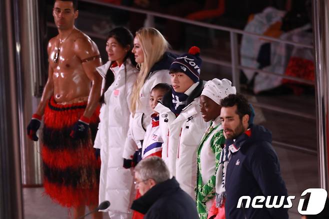 윤성빈과 렴대옥이 전체 선수들을 대표해 폐회식 무대에 등장했다.  © News1 임세경 기자