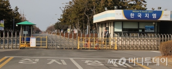 설 연휴 마지막날인 18일 한국GM 군산공장 정문이 굳게 닫혀 있다. 한국GM은 지난 13일 군산공장 폐쇄를 결정했다.