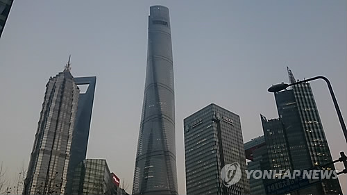 중국 상하이의 고층 빌딩 촬영 고유선