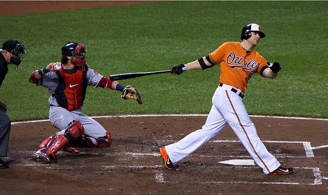 크리스 데이비스가 공을 헛치는 장면. 출처: 플리커(Flicker)에서, 케이스 알리슨(Keith Allison) 제공