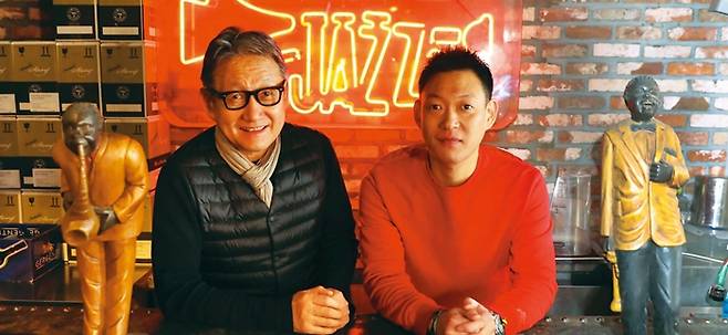 올댓재즈 주인 진낙원씨와 아들 성철씨. 사진을 전공한 성철씨는 얼마 전부터 클럽 일을 배우며 가업 승계에 나섰다. 서울 강남에 있는 록 중심의 엘피(LP)바 ‘온더그라운드’와 클래식 중심의 뮤직바 ‘더비스’도 진씨 가족이 운영하고 있다.