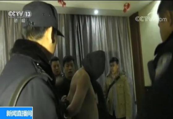지난 1월 31일 밤 허난성 저우커우시 공안국이 조직폭력배 간부를 검거하는 장면을 최근 중국중앙TV(CCTV)가 보도했다. [사진 CCTV 캡처]