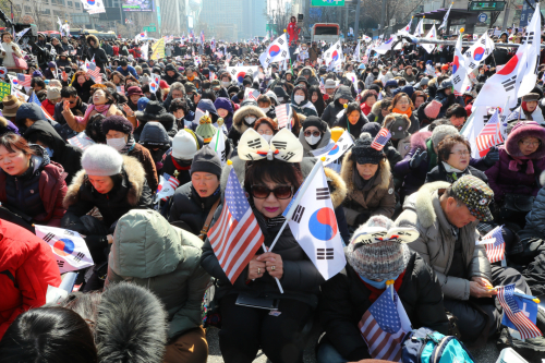 1일 오후 서울 중구 태평로에서 열린 3.1절 구국기도회 및 국민대회에서 참가자들이 태극기와 성조기를 들고 기도를 하고 있다.