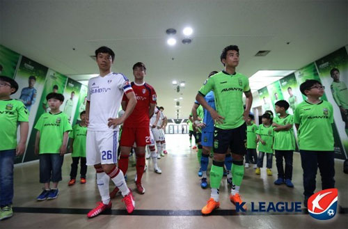 이동국(오른쪽)과 염기훈(왼쪽)은 2018시즌 K리그에서도 가장 매력적인 콘텐츠다. 사진=한국프로축구연맹 제공