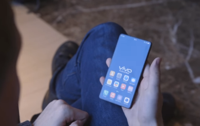 MWC2018 에서 워너비 폰으로 떠오른 에이펙스(apex). 베젤없는 디자인, 스크린 내장형 지문인식 센서, 팝업 카메라 등의 신기술을 채택했습니다. - 유투브 캡처 (ttps://www.youtube.com/watch?v=wkndoqWH_FQ)