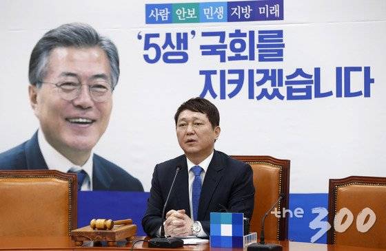 최재성 더불어민주당 정당발전위원장이 29일 서울 여의도 국회에서 기자간담회를 갖고 취재진의 질의에 답하고 있다. 2017.12.29/뉴스1 <저작권자 © 뉴스1코리아, 무단전재 및 재배포 금지>