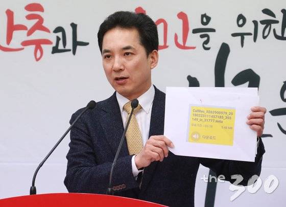 박민식 자유한국당 전 의원이 4일 서울 여의도 자유한국당사에서 기자회견을 열고 자유한국당 정책 연구원 여론조사에서 부산시장 도전장을 내민 자신의 이름이 빠진 것과 관련해 "당이 '박민식 죽이기에 나섰다"며 크게 반발하고 있다. 박 후보는 이날 성명서를 통해 "홍준표 대표, 그와 부화뇌동해 당의 신뢰와 명예를 실추시킨 여의도연구원(YDI) 김대식 원장에 대해 유감을 넘어 분노를 느낀다"며 "홍 대표에게 진상규명과 책임자 처벌을 촉구한다"고 밝혔다. 2018.3.4/뉴스1 <저작권자 © 뉴스1코리아, 무단전재 및 재배포 금지>