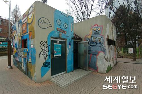 지난달 27일 서울 마포구 홍대입구역 인근 공중화장실. 남자 화장실의 소변기 위치가 밖에서도 훤히 보이는 구조로 돼 있다. 가림막이 없는가 하면, 화장실 문이 개방된 채 방치돼 있다.