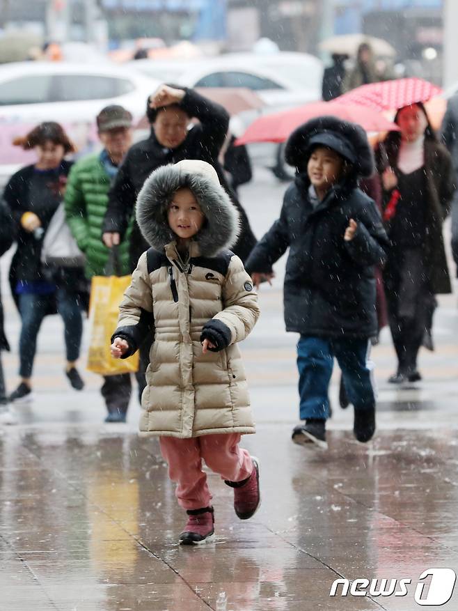 비가 오고 있는 28일 오후 서울 용산역광장에서 시민들이 걸음을 재촉하고 있다. 기상청은 "내일(1일)까지의 강수량은 서울이 10~40㎜로 비가 그친 뒤 다시 한기가 밀려올 것＂이라고 밝혔다. 2018.2.28/뉴스1 © News1 박지수 기자