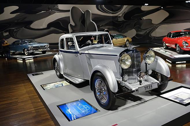 1935년형 bentley 3 1/2리터를 독일의 자이츠 하우스에서 만났다
