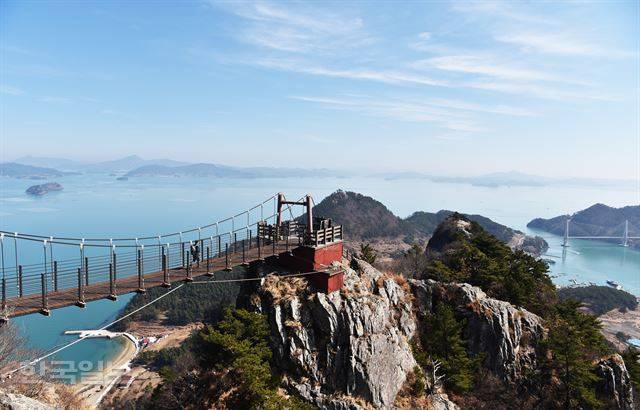 사량도 지리산 가마봉의 출렁다리. 온 산하가 내 것인 양 풍경이 시원하다. 아찔해 보이지만 전체 등산로에서 그나마 안전하고 편안한 구간이다. 통영=최흥수기자