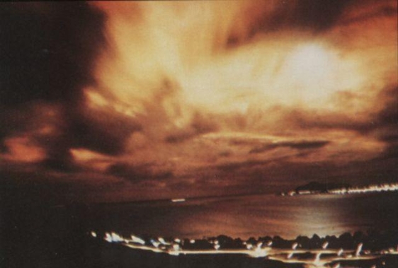 1962년 미국이 태평양에서 한 공중 핵폭발 실험으로 하와이 상공에까지 오로라처럼 변한 모습. / 위키미디어 제공.