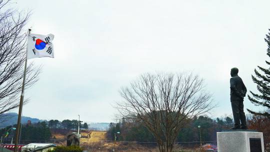 의사(義士) 이재명 동상. 마이산이 보이는 전북 진안군 진안읍 진안이씨 문중 재실 앞에 우뚝하다. 평북 선천 출신인 이 의사는 매국노 이완용 처단 실패 후 이듬해 서대문형무소에서 교수형에 처해졌다. 1962년 건국훈장 대통령장에 추서됐으나 받을 후손이 없었다. 2000년 문중과 진안 지자체가 성역화에 나섰다.