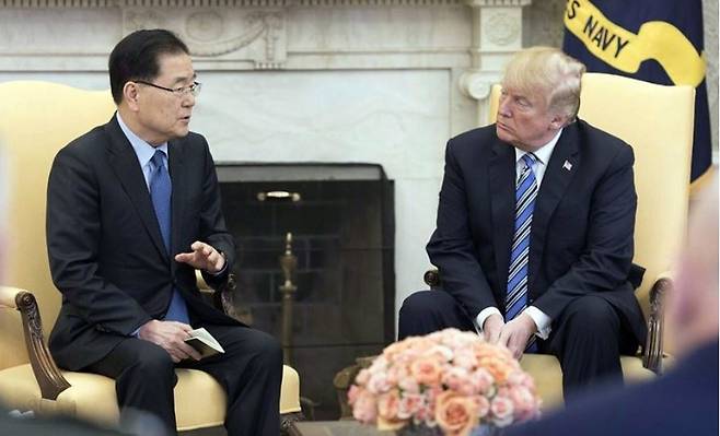 정의용 청와대 안보실장이 7일 백악관에서 도널드 트럼프 미국 대통령을 만나서 북한 방문 결과를 전하고 있다. 이날 트럼프는 파격적인 행보를 펼치며 김정은과의 회담을 전격적으로 수락했다.