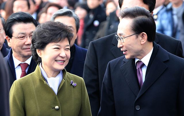 [2012년 2월 25일] 제18대 대통령으로 취임한 박근혜 전 대통령이 서울 여의도 국회의사당 앞마당에서 열린 취임식을 마친 후 이명박 전 대통령과 함께 행사장을 나서고 있다. 고영권기자