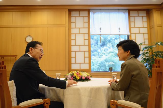 [2012년 12월 28일] 이명박 전 대통령이 박근혜 당시 대통령 당선인을 청와대로 초청해 담소를 나누고 있다. 청와대제공