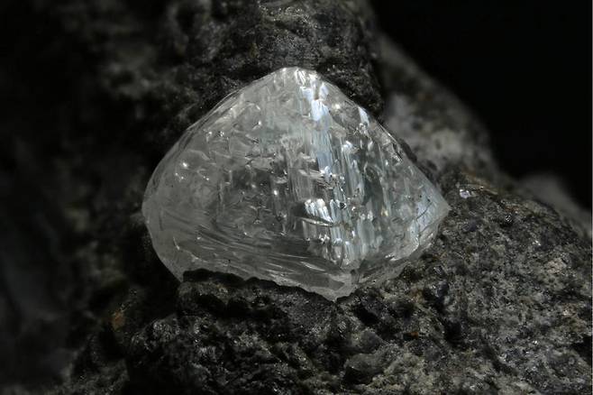남아프리카공화국에서 채굴된 다이아몬드 원석. 출처: 라스베이거스 네바다대학(UNLV)