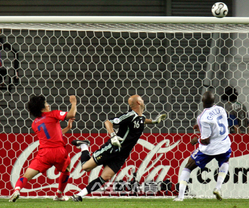 박지성이 2006년 6월19일 독일 월드컵 프랑스전에서 동점골을 넣고 있다. 라이프치히 | 배우근기자