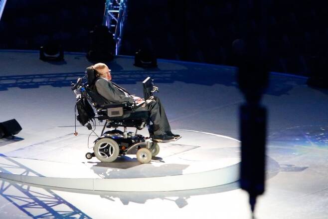 012런던 장애인 올림픽 개막식에서 메시지를 전하고 있는 세계적인 물리학자 스티븐 호킹 박사 (대한장애인체육회 제공)