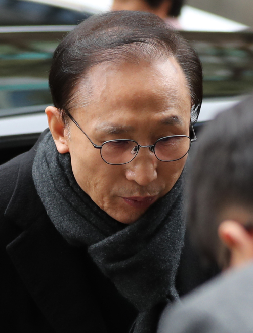 다스 실소유주 의혹을 받고 있는 이명박 전 대통령이 지난 2월 27일 오후 서울 강남구 대치동 사무실로 출근하고 있다. 뉴시스