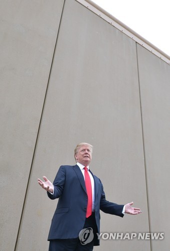 국경장벽 앞에 선 트럼프 대통령 [AFP=연합뉴스]