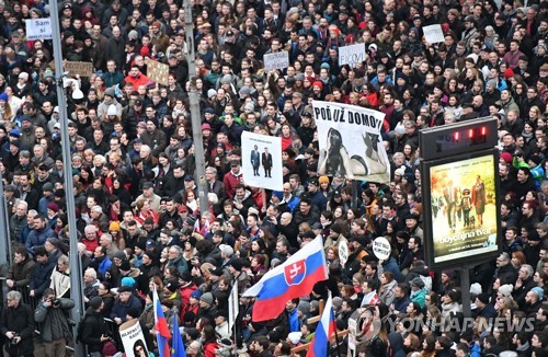 슬로바키아 브라티슬라바 시내 광장에서 9일(현지시간) 5만여명의 시민이 마피아와 정치권의 유착을 비판하고 총리 퇴진을 촉구하는 시위를 벌이고 있다. [AFP=연합뉴스]