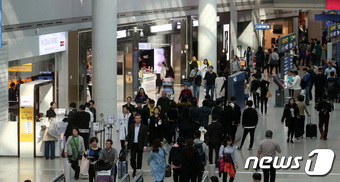 인천국제공항 1터미널 출국장 면세점 모습. 2018.2.22/뉴스1 © News1 박지혜 기자