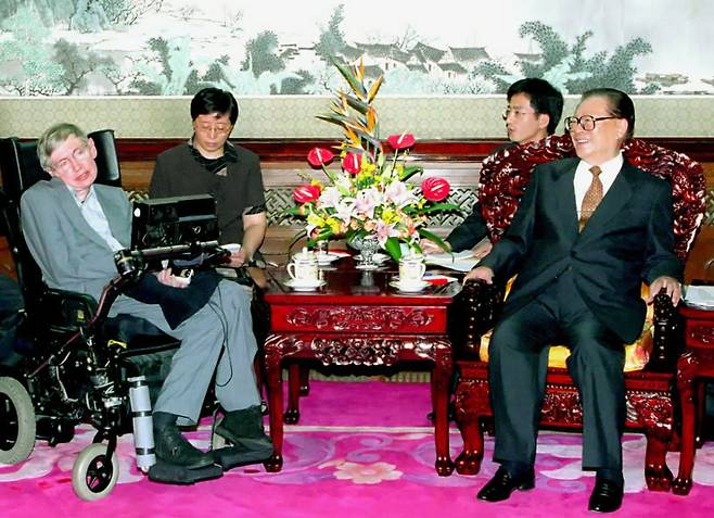 중국의 장쩌민 주석이 2002년 8 월 19일 베이징에서 물리학 자 스티븐 호킹 (Stephen Hawking)과 만나고 있다.[신화=연합뉴스]