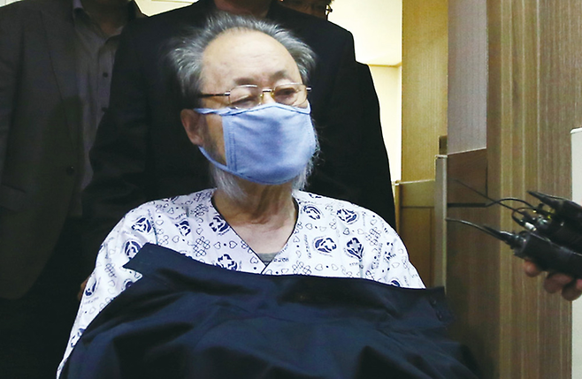 교비 횡령 혐의로 기소된 서남대 설립자 이홍하씨가 2013년 4월11일 광주 전남대병원에서 검찰에 재구속됐다. © 사진=연합뉴스
