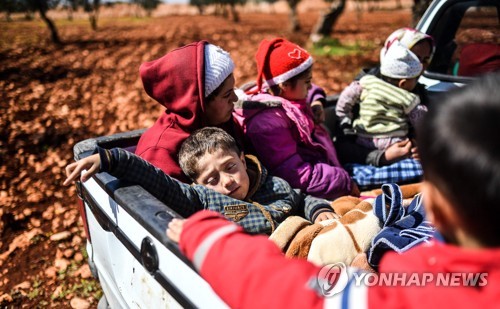 트럭 짐칸에 타고 피란 가는 시리아 쿠르드 아이들 [AFP=연합뉴스]