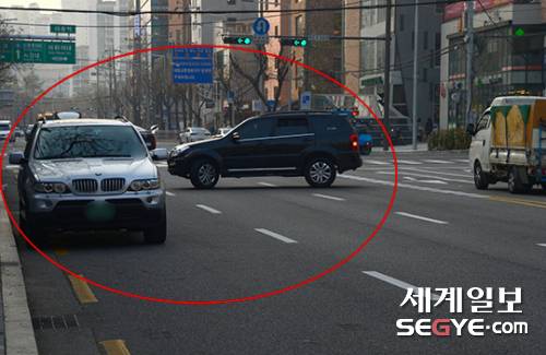 지난 12일 마포구 대흥역 인근 유턴 구간. 지하철 출입구 인근 차도에는 불법 주정차 된 차들이 차량 흐름을 방해하고 있다.