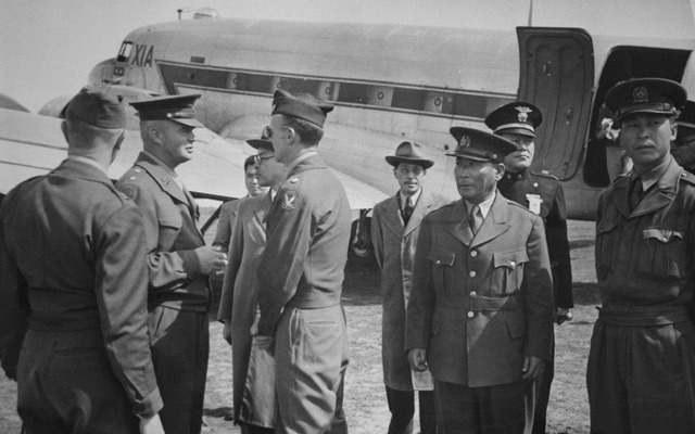 4·3 대책을 논의하기 위해 역사적인 인물들이 1948년 5월5일 제주를 찾았다. 윌리엄 딘 주한미군정장관이 제임스 맨스필드 59군정중대 중령과 대화하고 있다. 그 옆으로 유해진 제주도지사, 송호성 국방경비대 사령관, 조병옥 경무부장, 김익렬 9연대 연대장의 모습이 보인다. 맨스필드 중령 뒤에 가려진 인물은 안재홍 민정장관이다. 국사편찬위원회 제공