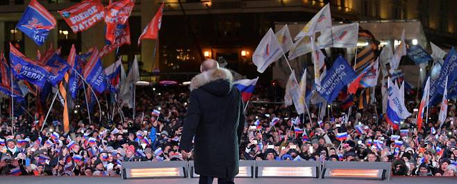 “우리는 반드시 성공할 것” 블라디미르 푸틴 러시아 대통령이 18일(현지시간) 모스크바 마네즈나야 광장에서 열린 크림반도 합병 4주년 기념 집회 및 음악회에서 연설하고 있다. 모스크바 | 로이터연합뉴스