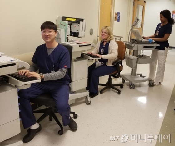 지난해 11월부터 미국 뉴욕에서 간호사 생활을 시작한 장찬우씨(30, 사진 왼쪽)가 소속 병원에서 업무를 보고 있다. / 사진=장찬우씨 제공