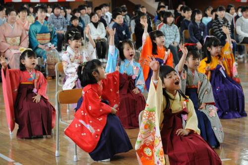 초등학교 입학식에도 하카마를 착용이 늘고 있다. 식에 참석한 몇몇 부모도 전통의상을 입고 있다.