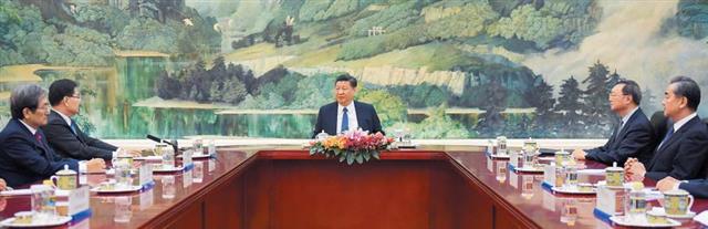 南특사 정의용 접견하는 시진핑 - 시진핑 중국 국가주석이 2018년 3월 12일 오후 베이징 인민대회당에서 정의용 청와대 국가안보실장을 접견하고 있다. 특사는 해당 국가의 정상급 예우를 해 오던 관행을 깨고 시 주석이 상석에 앉아 있다.