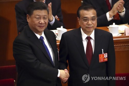 중국, 악수하는 시진핑 국가주석과 리커창 총리 [베이징 AP=연합뉴스]